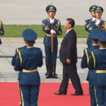 Il presidente cinese Xi Jinping arriva alla cerimonia di deposizione delle corone al Monumento agli Eroi del Popolo in Piazza Tiananmen