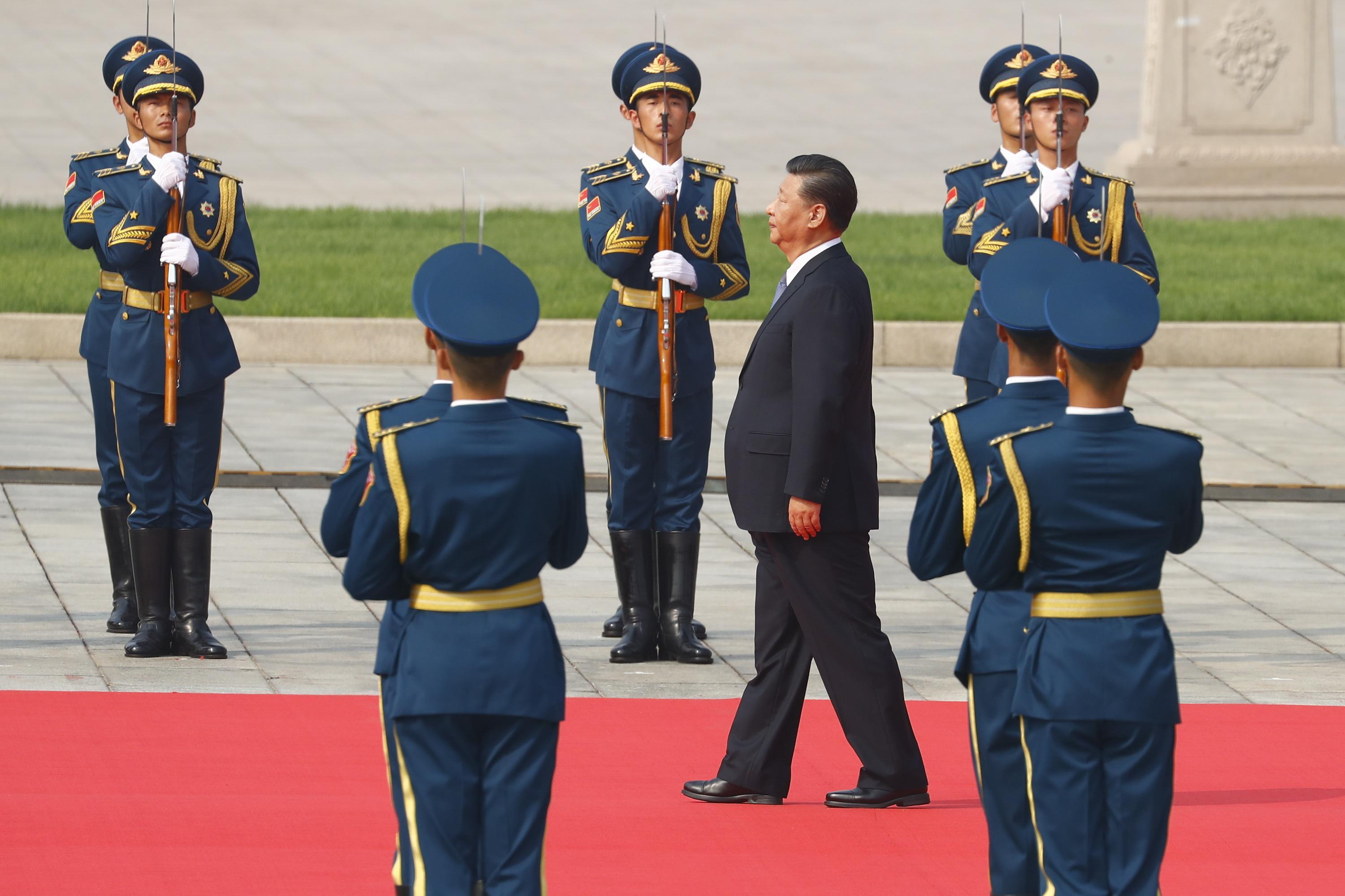 Il presidente cinese Xi Jinping arriva alla cerimonia di deposizione delle corone al Monumento agli Eroi del Popolo in Piazza Tiananmen