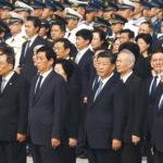 Il presidente cinese Xi Jinping, insieme agli altri leader cinesi in attesa della cerimonia di deposizione della corona in Piazza Tiananmen, a Pechino