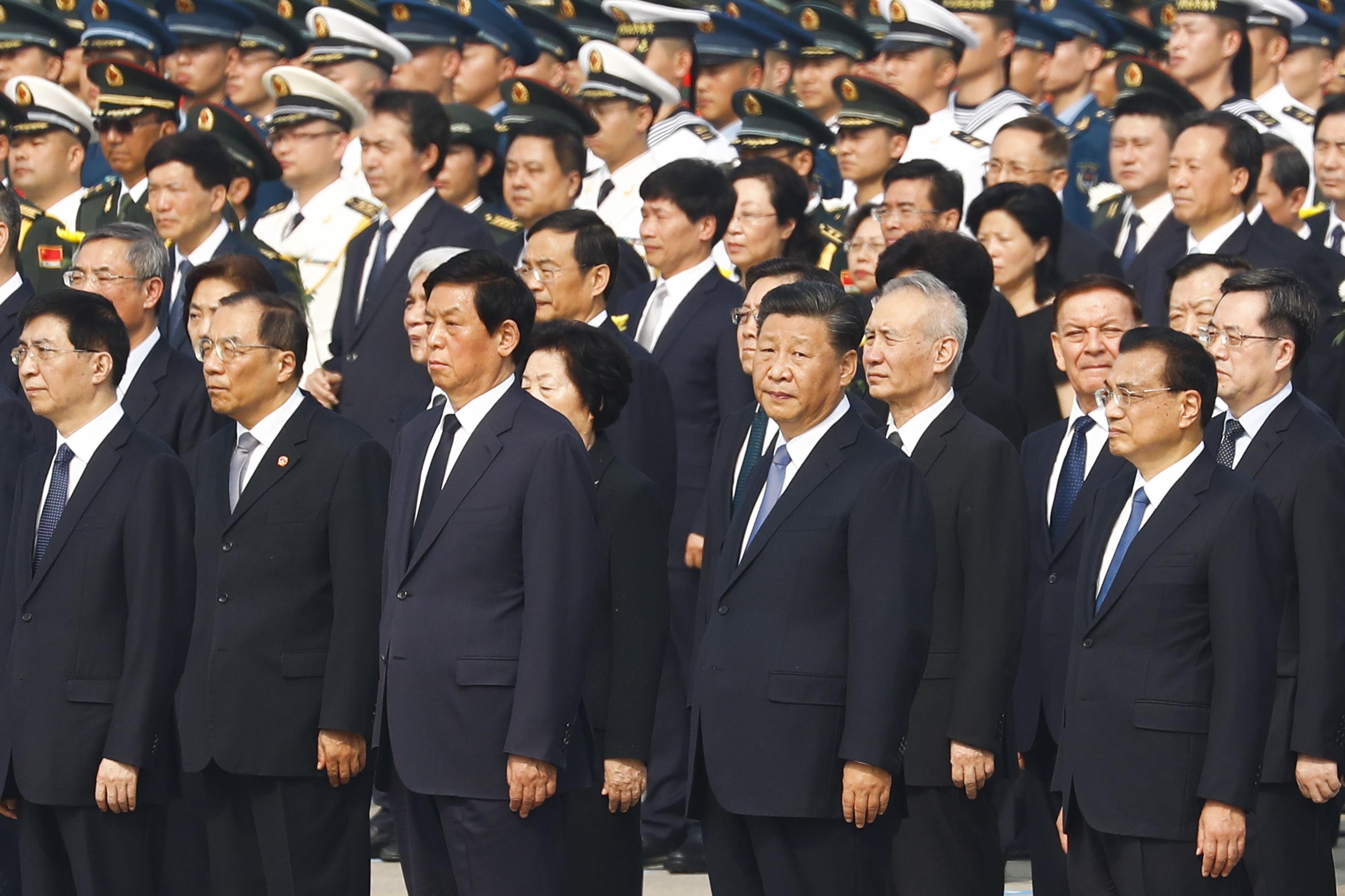 Il presidente cinese Xi Jinping, insieme agli altri leader cinesi in attesa della cerimonia di deposizione della corona in Piazza Tiananmen, a Pechino