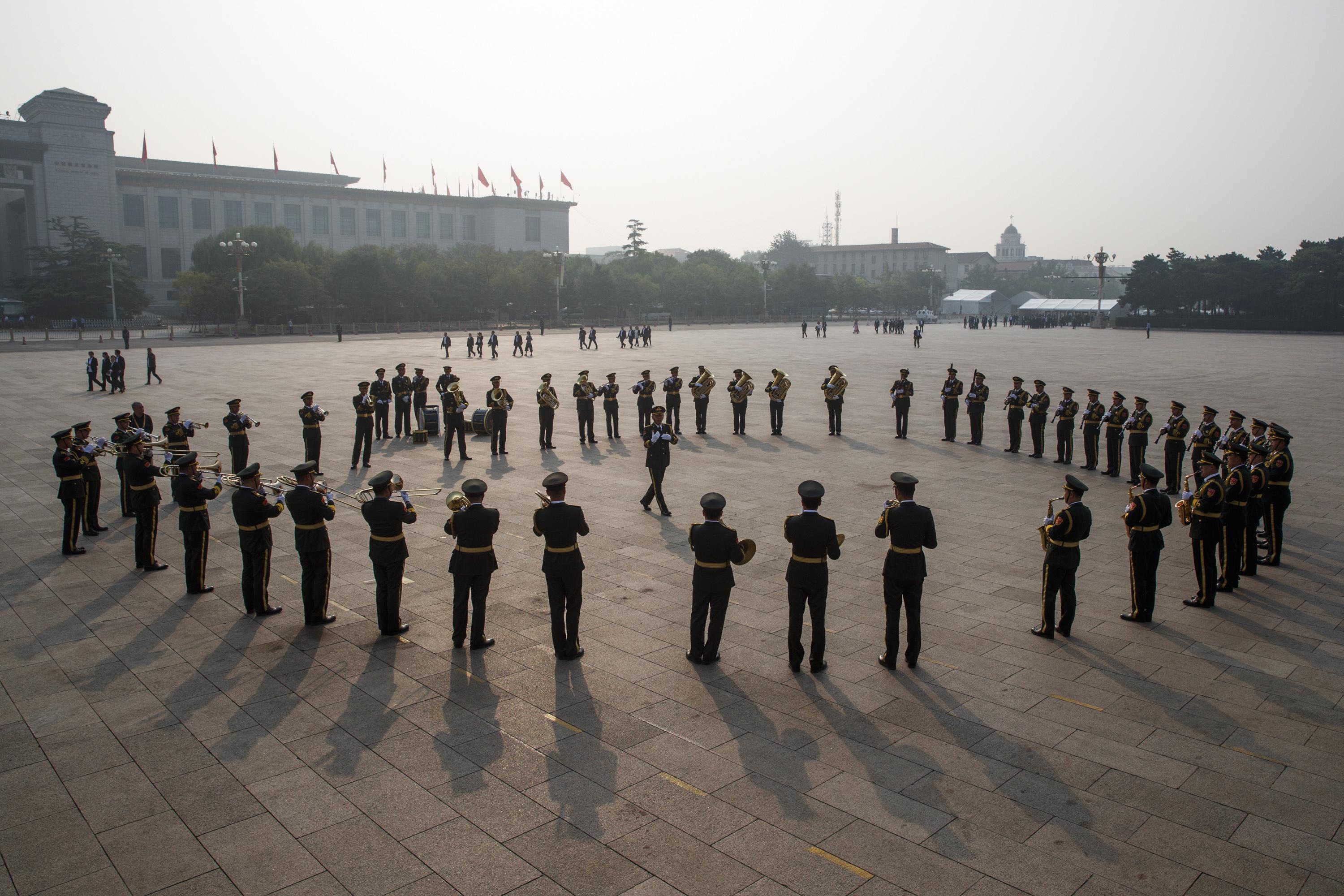 Una banda di ottoni militari prova in Piazza Tiananmen le cerimonie per il 70esimo anniversario della fondazione della Repubblica popolare cinese