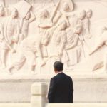 Il presidente cinese Xi Jinping in piazza Tiananmen, a Pechino per le celebrazioni per l'anniversario della repubblica popolare