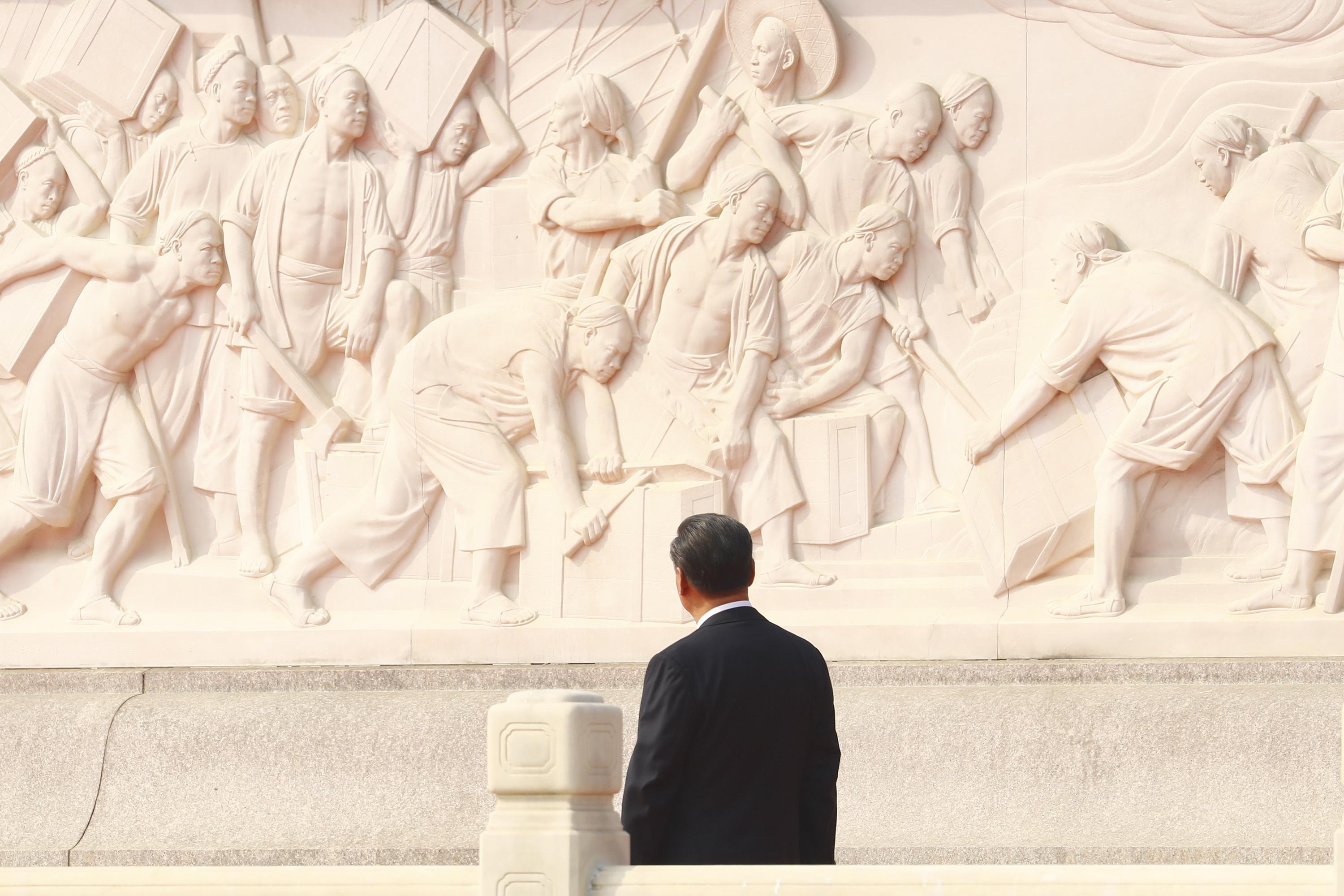Il presidente cinese Xi Jinping in piazza Tiananmen, a Pechino per le celebrazioni per l'anniversario della repubblica popolare