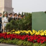 I soldati stanno sull'attenti prima della cerimonia di deposizione della corona al Monumento agli Eroi del Popolo in Piazza Tiananmen