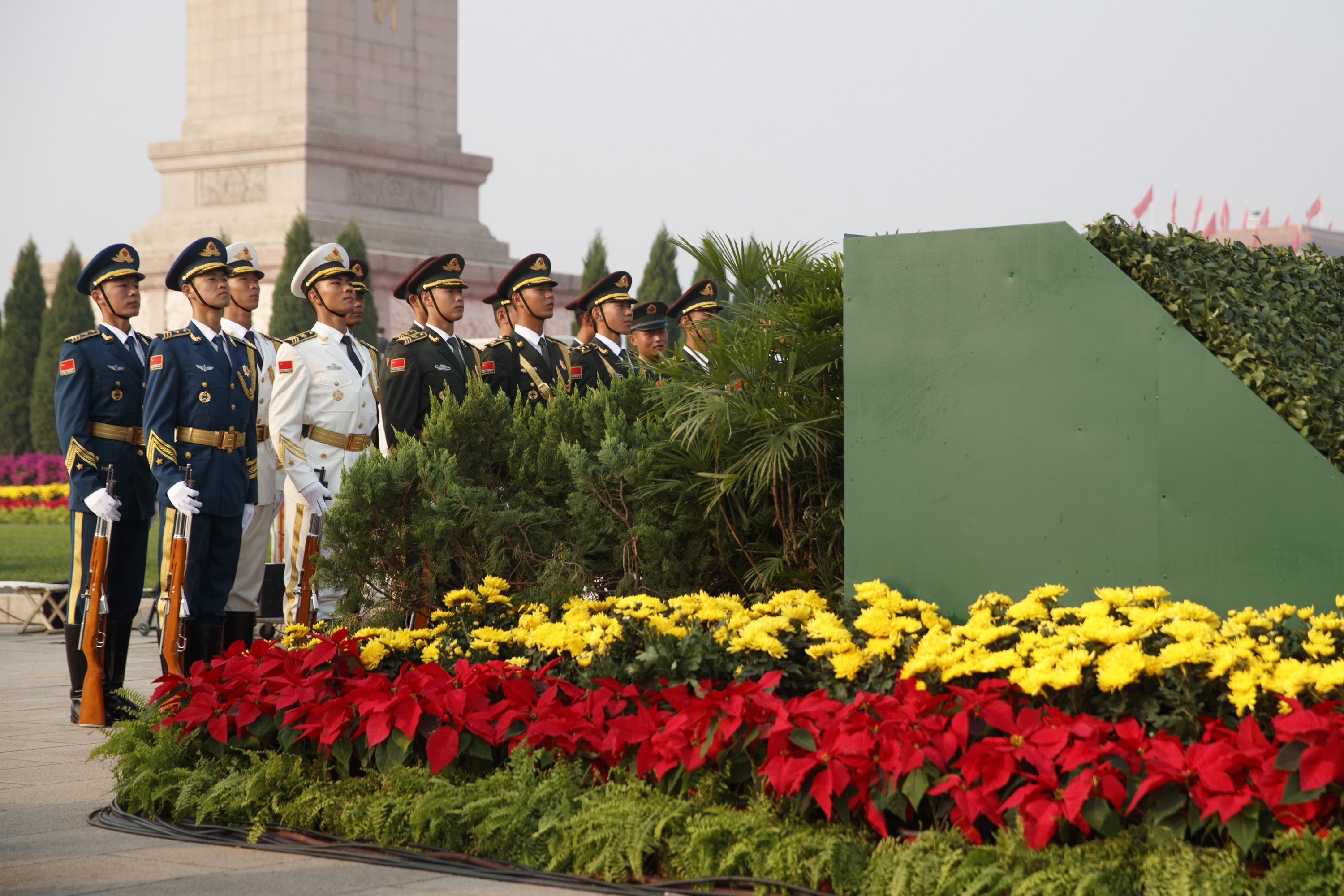 I soldati stanno sull'attenti prima della cerimonia di deposizione della corona al Monumento agli Eroi del Popolo in Piazza Tiananmen