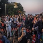 Nell'attesa di vedere l'innalzamento dell bandiera cinese, migliaia di persone si sono radunate in piazza