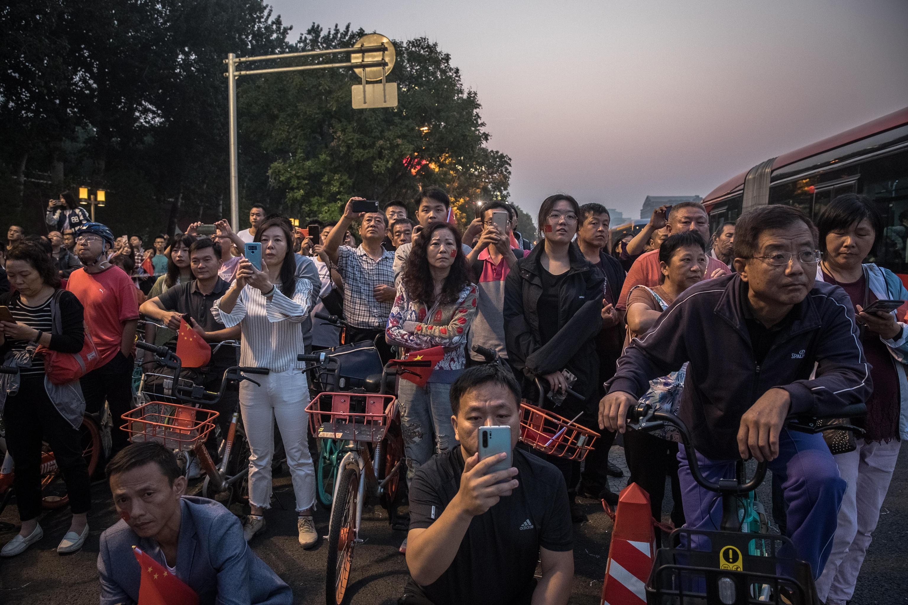 Nell'attesa di vedere l'innalzamento dell bandiera cinese, migliaia di persone si sono radunate in piazza