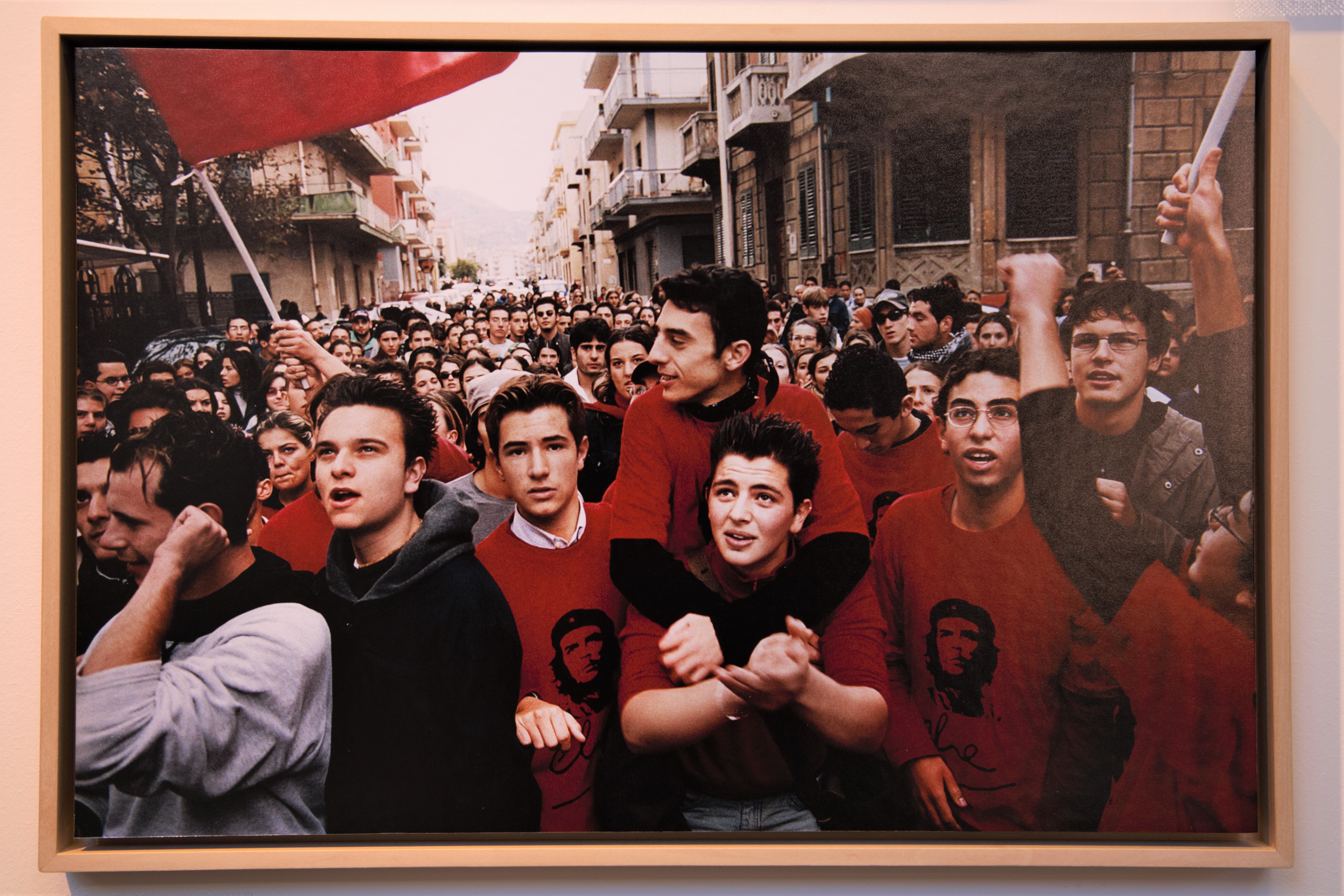 Alcuni ragazzi che protestano a Cinisi, Palermo