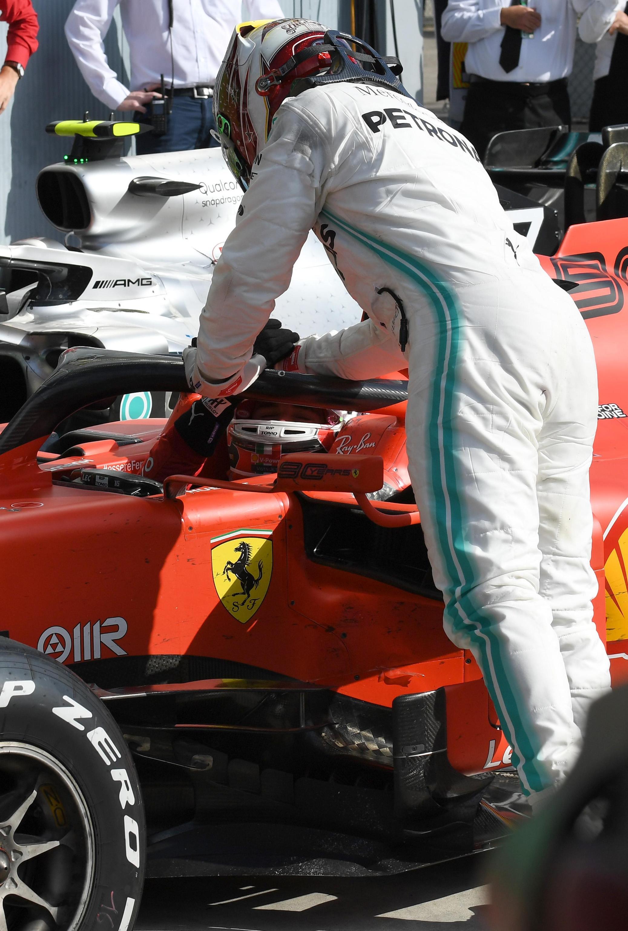 Hamilton si congratula con Leclerc al termine della gara Hamilton si congratula con Leclerc al termine della gara