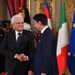 La stretta di mano tra il presidente della Repubblica Sergio Mattarella e il presidente del Consiglio Giuseppe Conte