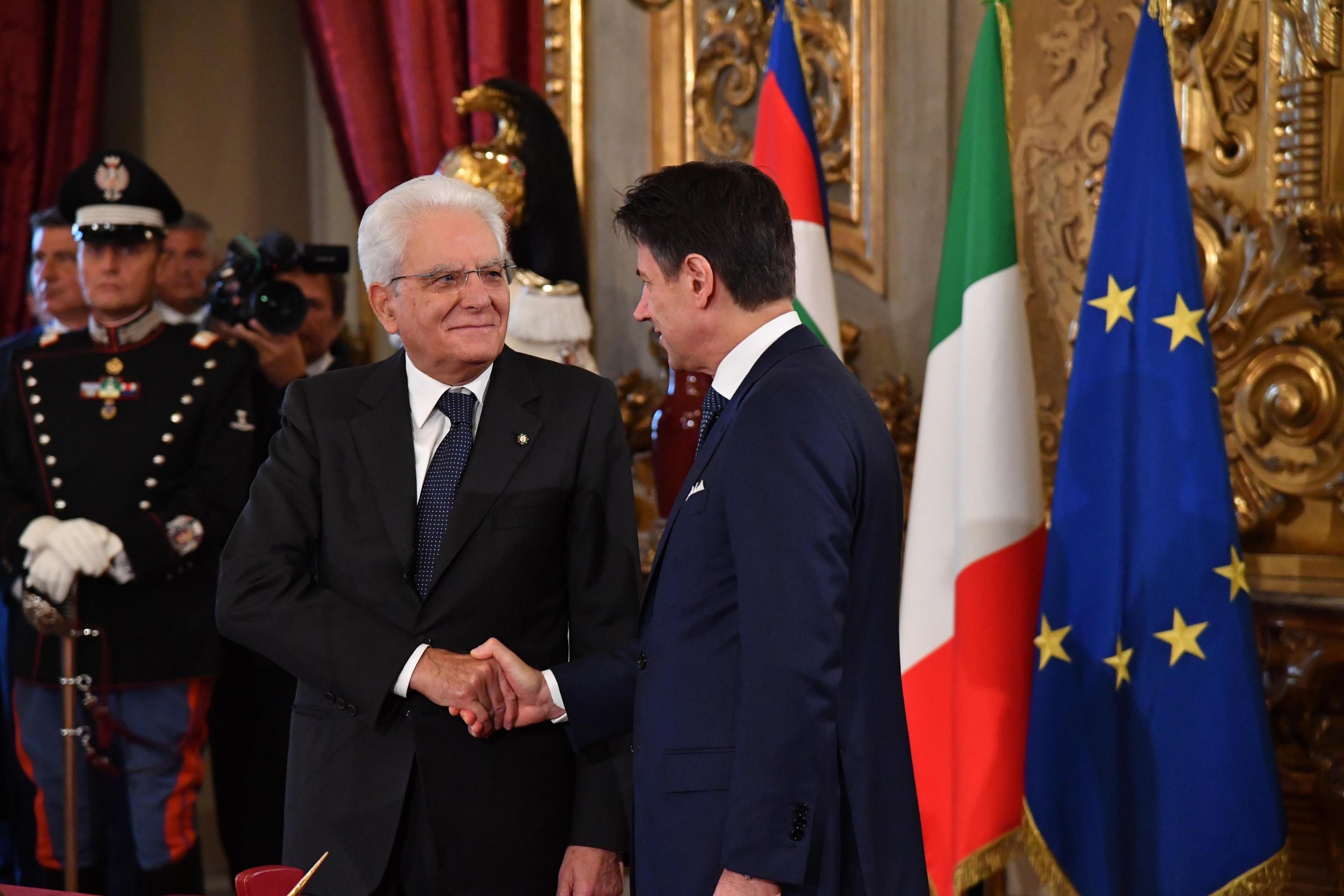 La stretta di mano tra il presidente della Repubblica Sergio Mattarella e il presidente del Consiglio Giuseppe Conte