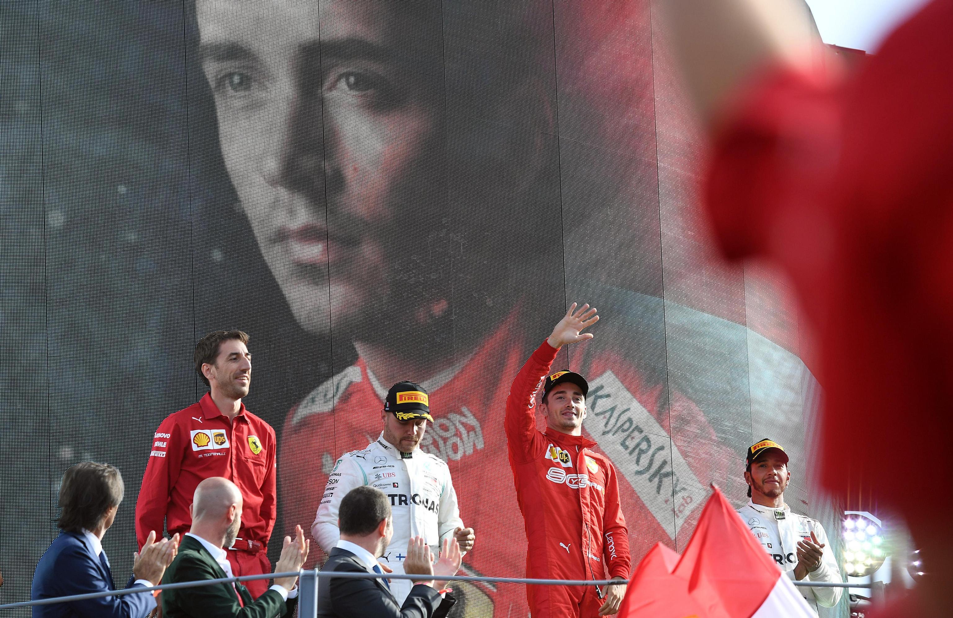 Leclerc della Ferrari festeggia sul podio la vittoria del gp di Formula 1. A completare il podio Bottas e Hamilton della Mercedes