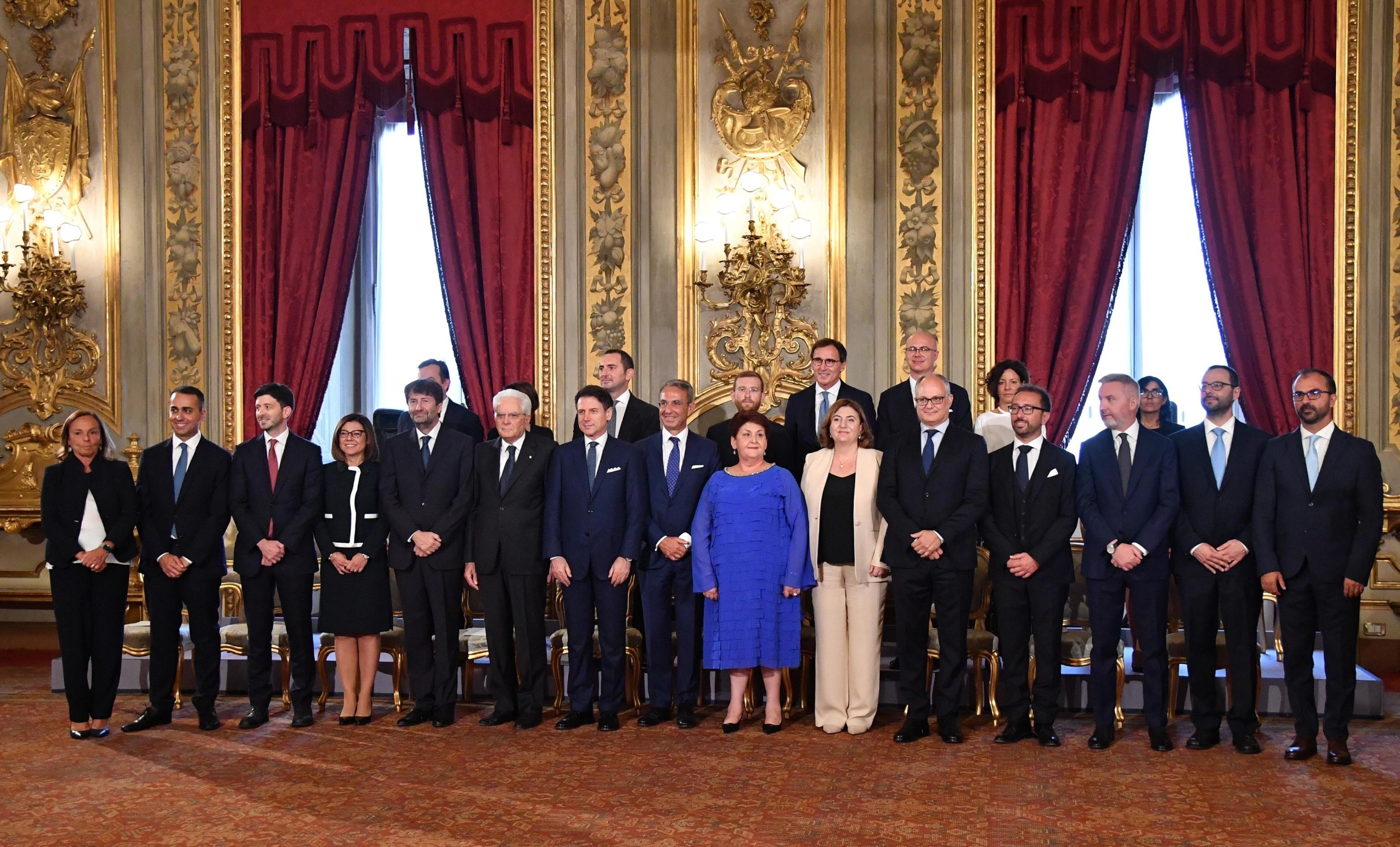 La nuova squadra di governo al completo durante il giuramento