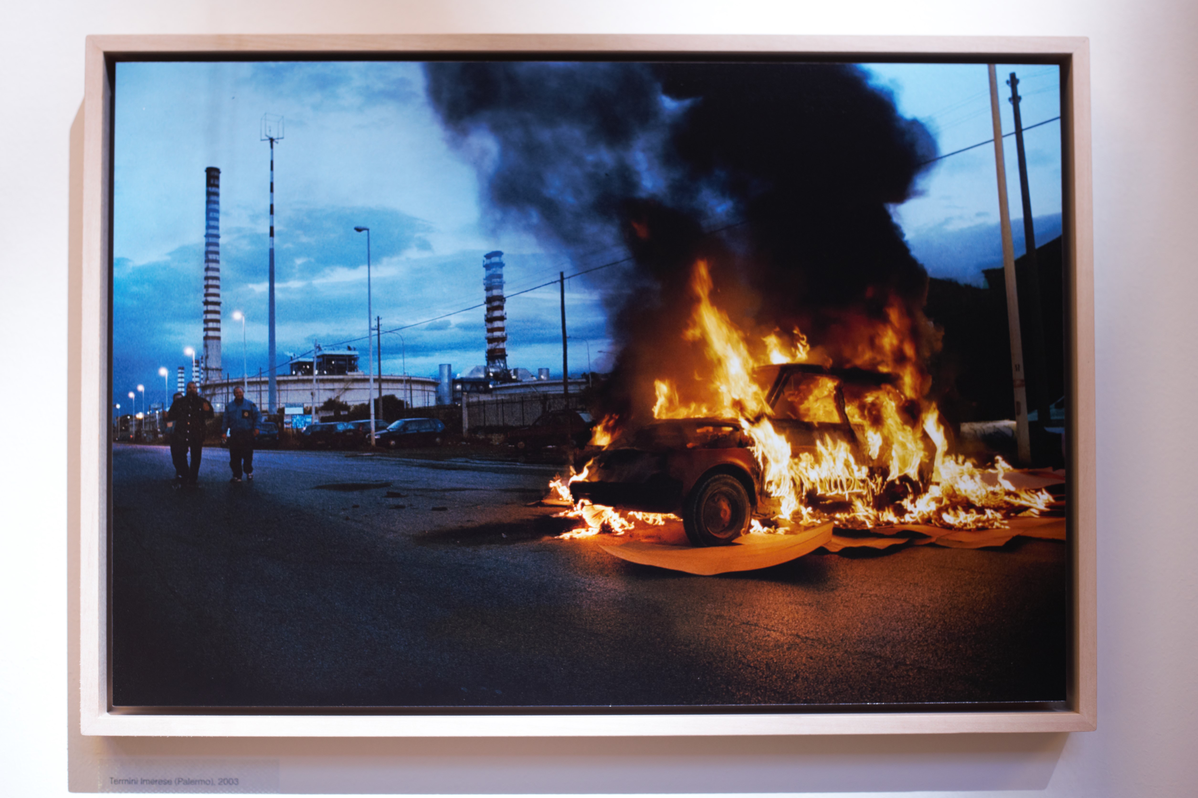 Un'automobile in fiamme a Termini Imerese, Palermo