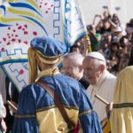 Un gruppo di sbandieratori e musici di Santa Rosa accompagna il Papa nel tragitto verso il sagrato Un gruppo di sbandieratori e musici di Santa Rosa accompagna il Papa nel tragitto verso il sagrato