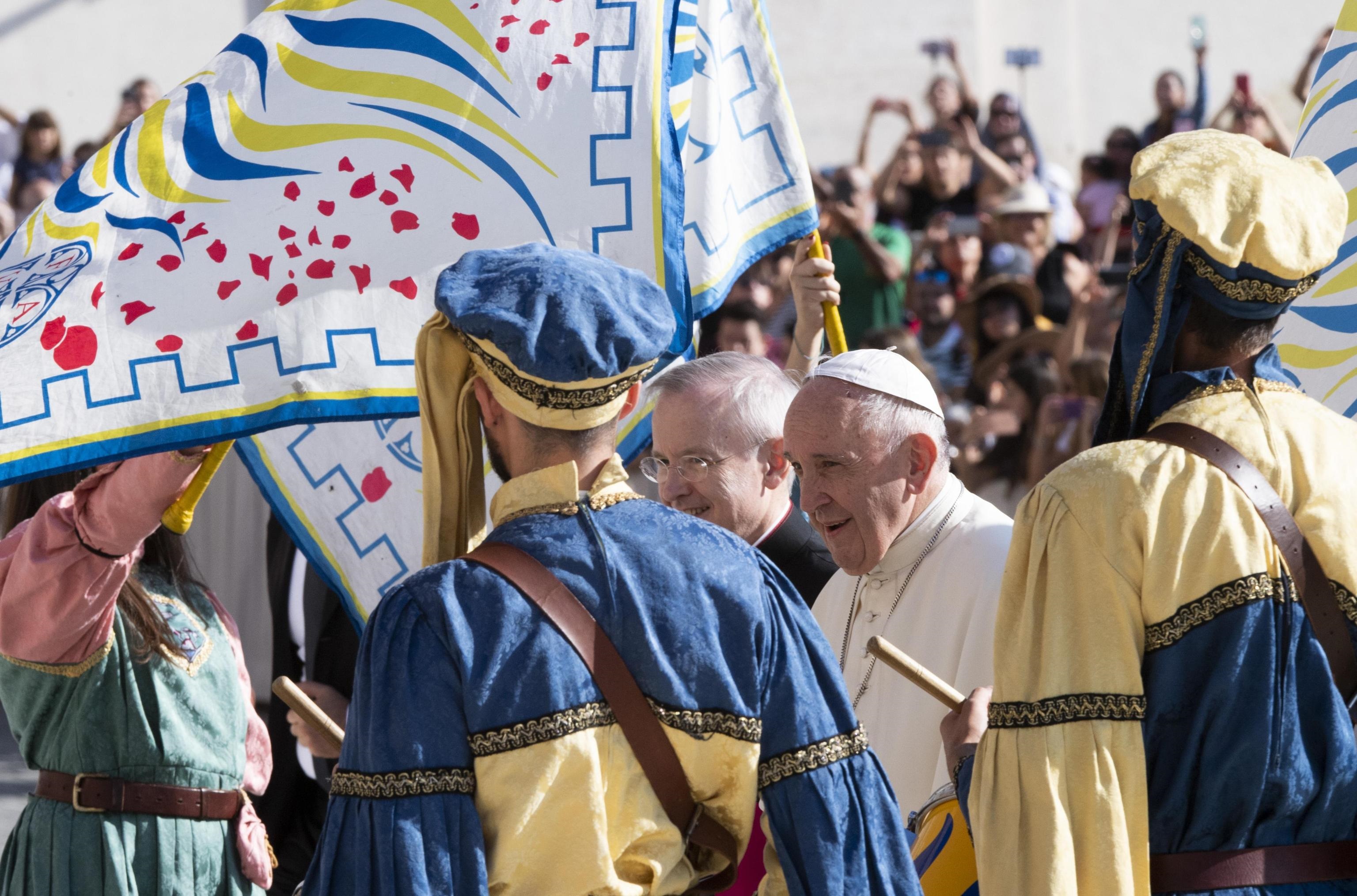 Un gruppo di sbandieratori e musici di Santa Rosa accompagna il Papa nel tragitto verso il sagrato
