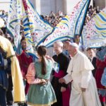Squilli di tromba e numeri di abilità in fogge medievali salutano il passaggio del Santo Padre Squilli di tromba e numeri di abilità in fogge medievali salutano il passaggio del Santo Padre