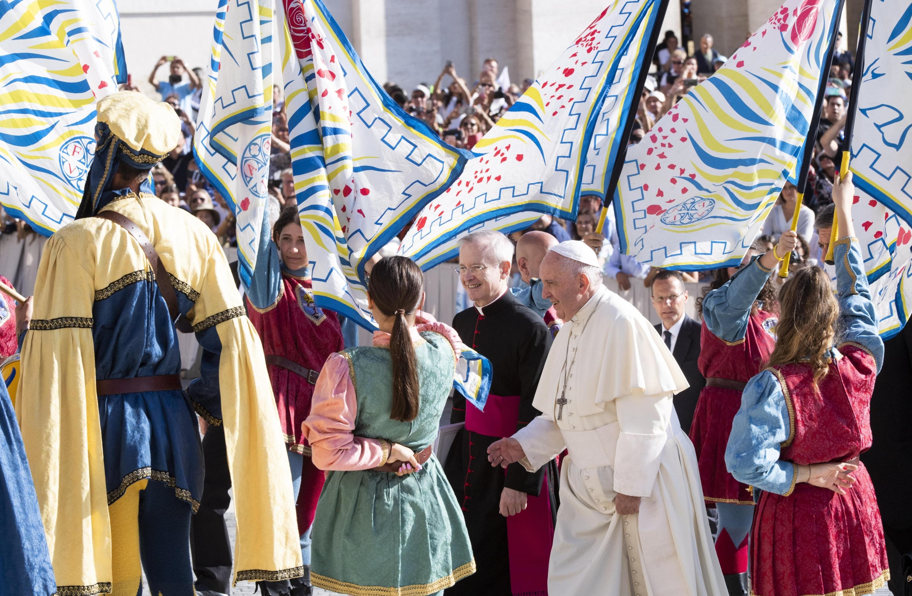 Squilli di tromba e numeri di abilità in fogge medievali salutano il passaggio del Santo Padre Squilli di tromba e numeri di abilità in fogge medievali salutano il passaggio del Santo Padre