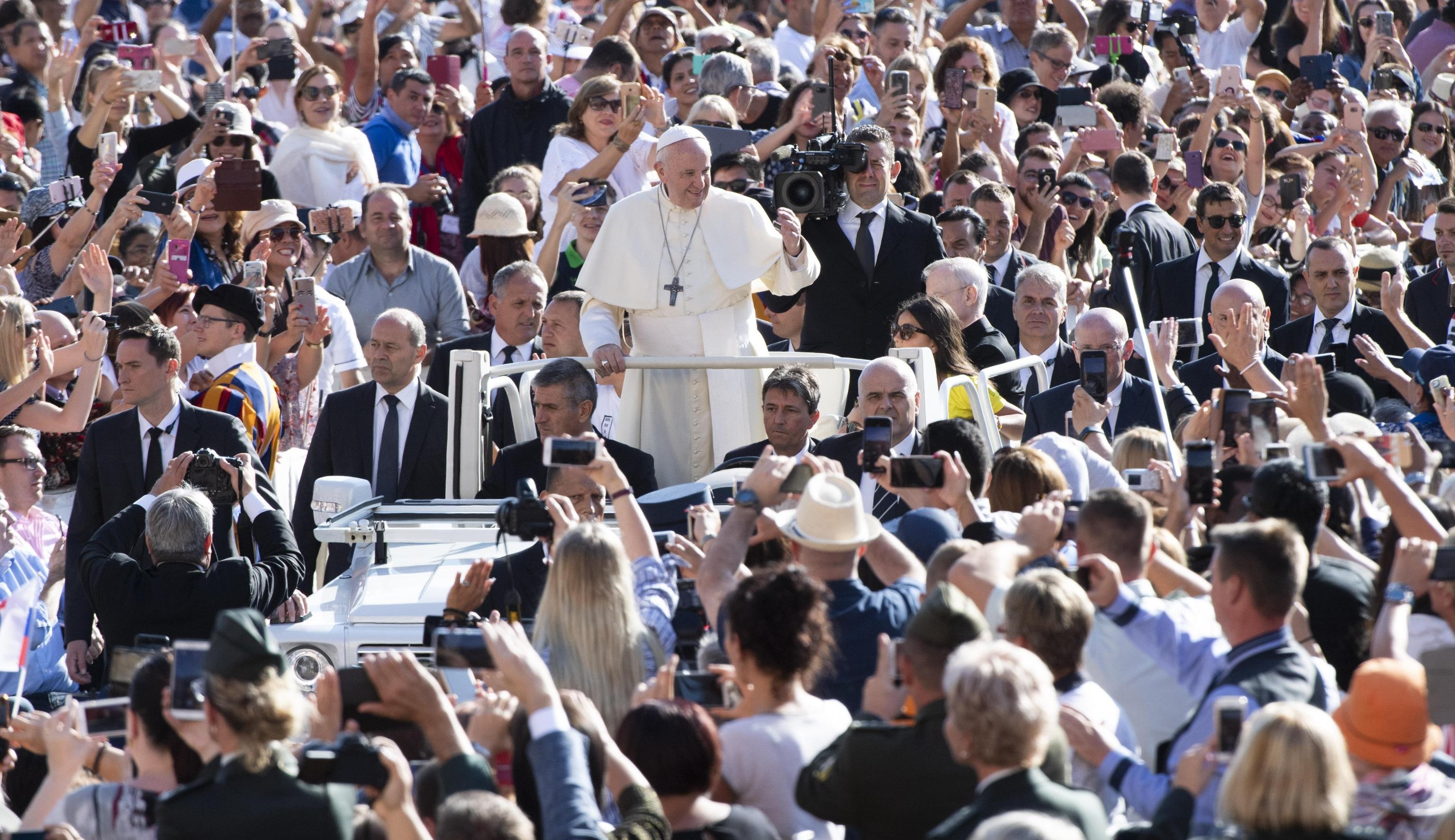 Sono dodicimila i fedeli accorsi in piazza oggi, che hanno invaso le vie di Roma fin dalle prime ore del mattino Sono dodicimila i fedeli accorsi in piazza oggi, che hanno invaso le vie di Roma fin dalle prime ore del mattino