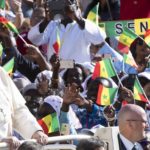 Una folta comunità senegalese saluta il Papa di ritorno dal viaggio apostolico in Africa