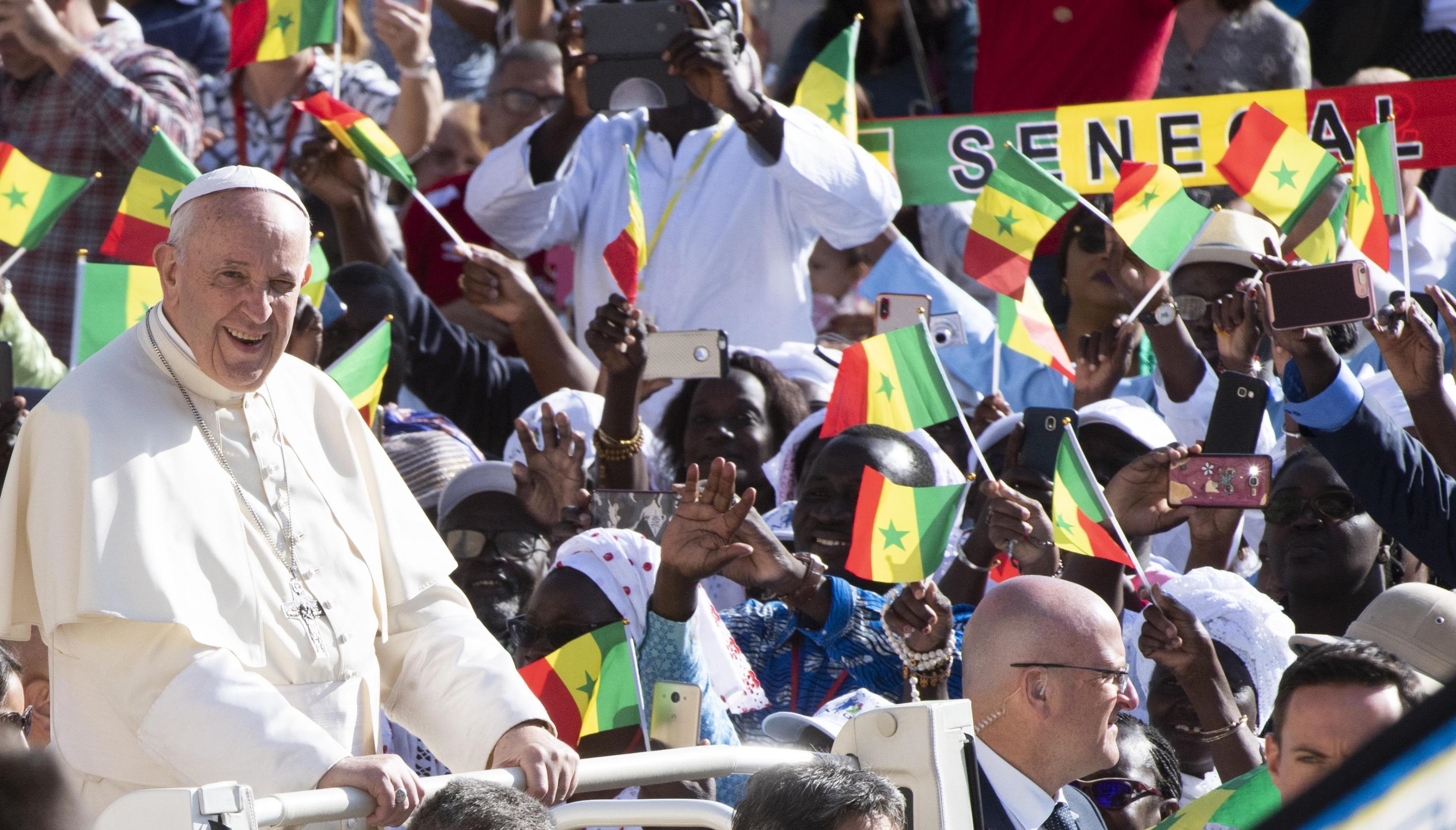 Una folta comunità senegalese saluta il Papa di ritorno dal viaggio apostolico in Africa