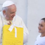 Papa Francesco riceve un dono dalla comunità dei bambini di Porto Fuori Ravenna Papa Francesco riceve un dono dalla comunità dei bambini di Porto Fuori Ravenna