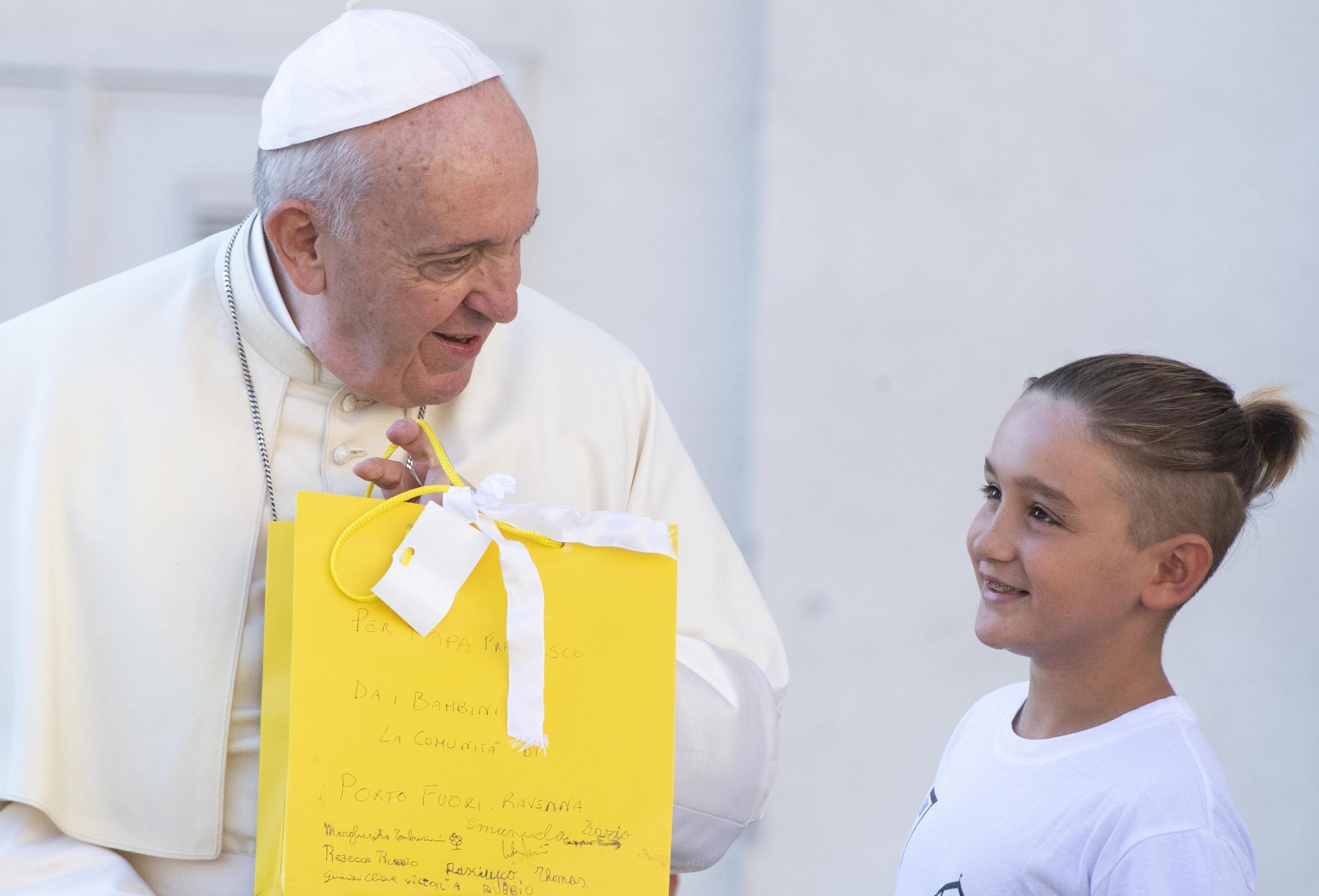 Papa Francesco riceve un dono dalla comunità dei bambini di Porto Fuori Ravenna