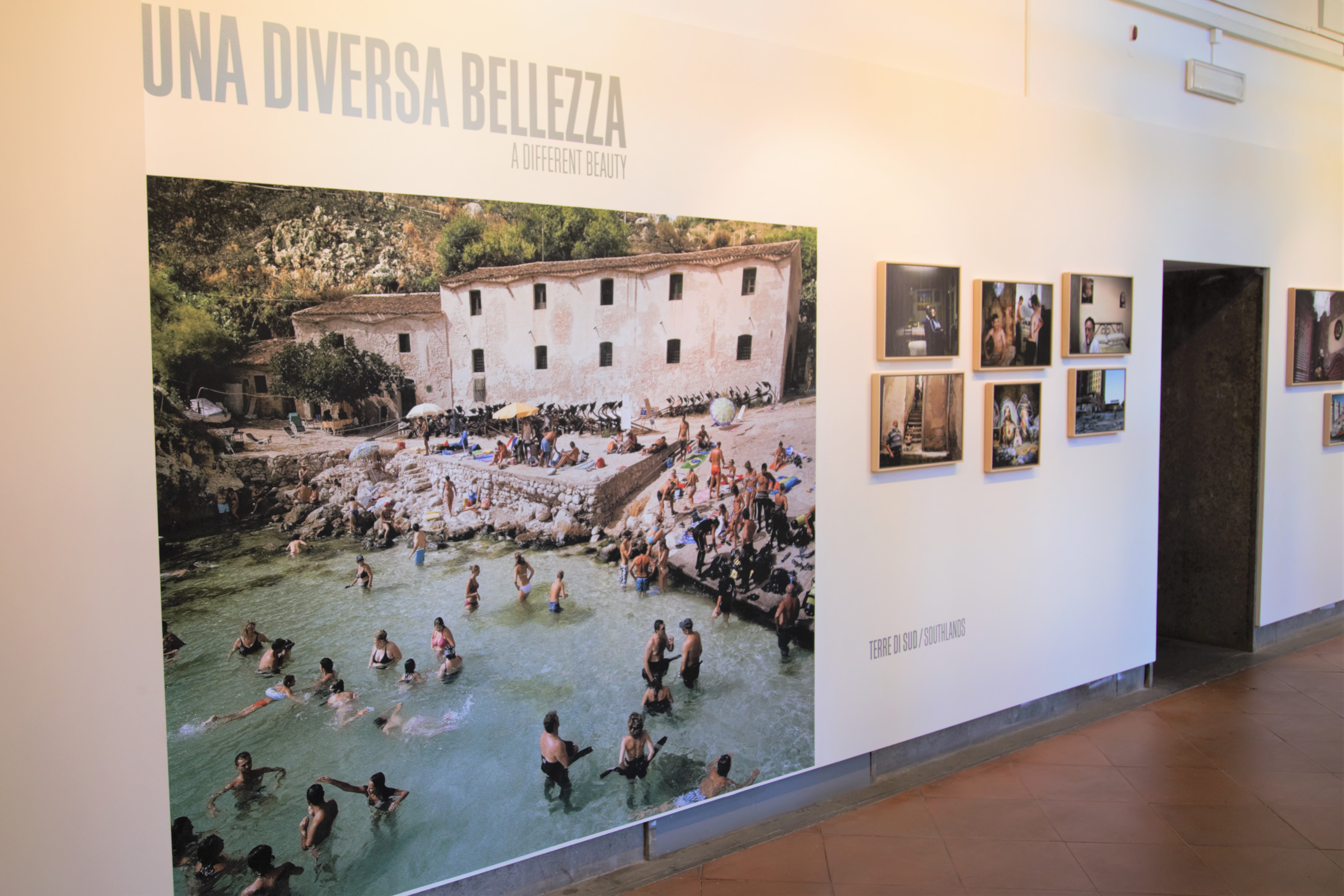 Corridoio iniziale della mostra "Una diversa bellezza"