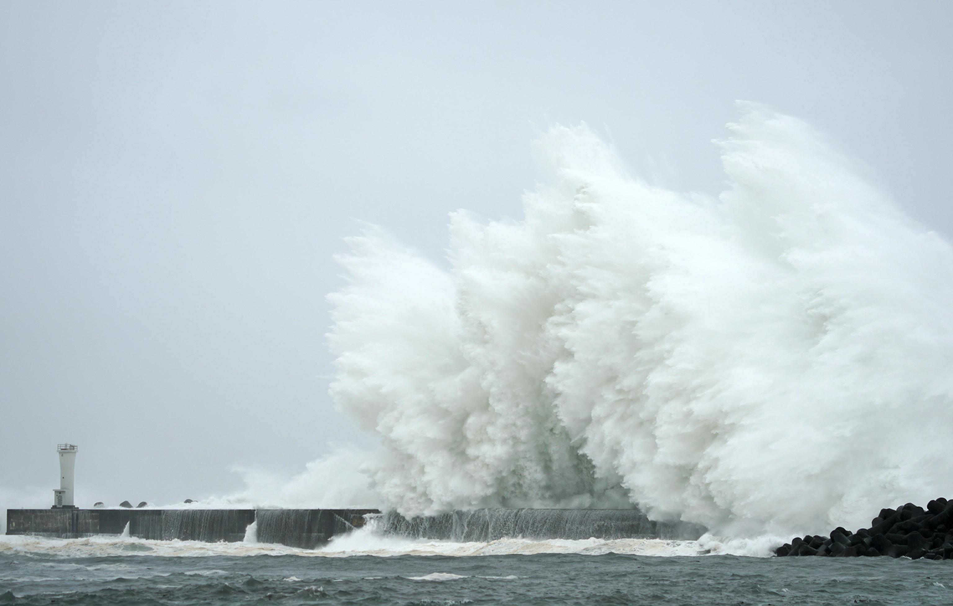 Un'onda generata dal tifone Hagibis. Un nome dato finora a quattro cicloni tropicali nell'Oceano Pacifico. Il termine deriva dal filippino e significa "agilità, rapidità"