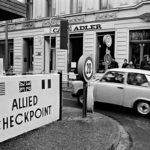 BERLINO OVEST / GERMANIA - 10 NOVEMBRE 1989. Veduta del Check-point Charlie. Una trabant attraversa il Muro. Foto di Livio Senigalliesi.