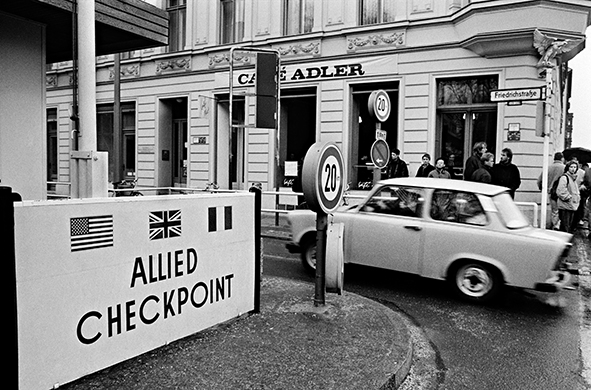 BERLINO OVEST / GERMANIA - 10 NOVEMBRE 1989. Veduta del Check-point Charlie. Una trabant attraversa il Muro. Foto di Livio Senigalliesi.