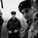 Berlino Est / DDR - 20 novembre 1989. Vopos, guardie di confine, si affacciano da una breccia aperta tra i due muri nei pressi della Potsdamer Platz. Foto di Livio Senigalliesi