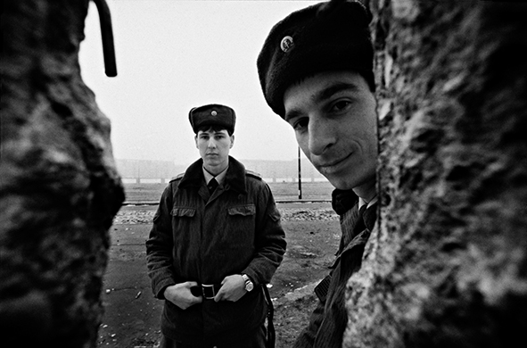 Berlino Est / DDR - 20 novembre 1989. Vopos, guardie di confine, si affacciano da una breccia aperta tra i due muri nei pressi della Potsdamer Platz. Foto di Livio Senigalliesi