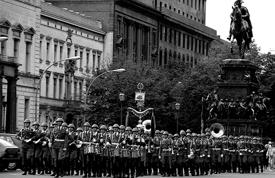 Berlino Est / DDR - 10 novembre 1989. Reparto dell'esercito della DDR marcia durante la cerimonia del cambio della guardia presso il monumento ai caduti del fascismo. Foto di Livio Senigalliesi