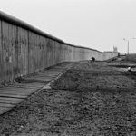 Berlino Est / DDR - 10 novembre 1989. Il Muro visto dalla parte di Berlino Est. La zona di terra battuta a ridosso del Muro veniva chiamata la "zona della morte". Foto di Livio Senigalliesi