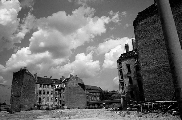 Berlino Est / DDR - 12 novembre 1989. Resti di case bombardate durante la Seconda guerra mondiale lungo la Friedrick Strasse. La zona del Muro era rimasta come nel 1945, una zona militarizzata e strategica. Venne ricostruita solo dopo la riunificazione. Foto di Livio Senigalliesi