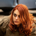 Veronica Castello osserva la scena, dando allo spettatore l'idea di un personaggio attento e introspettivo