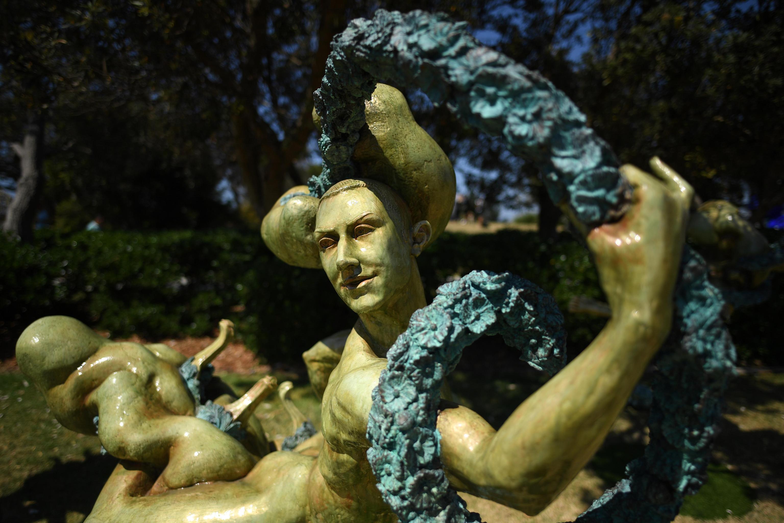 I visionari intrecci dell'artista William Eicholtz nella scultura "Trepsischore's Tribute"