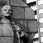 Berlino Est / DDR - 12 novembre 1989. La statua di Lenin a in Lenin Platz. Dopo l'unificazione la statua è stata rimossa e la piazza ha cambiato nome. Foto di Livio Senigalliesi