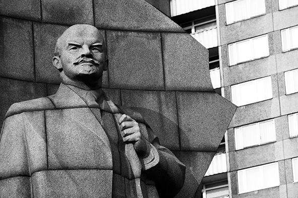 Berlino Est / DDR - 12 novembre 1989. La statua di Lenin a in Lenin Platz. Dopo l'unificazione la statua è stata rimossa e la piazza ha cambiato nome. Foto di Livio Senigalliesi