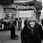 Berlino Ovest / Germania - 10 novembre 1989. Cittadini di Berlino Est in fila davanti a una banca per ritirare 100 dm che le Autorità di Berlino Ovest davano in regalo ai cittadini della DDR in occasione della loro prima visita all'Ovest. Generalmente il denaro veniva usato per acquistare generi alimentari o oggetti di uso comune introvabili all’Est. Foto di Livio Senigalliesi