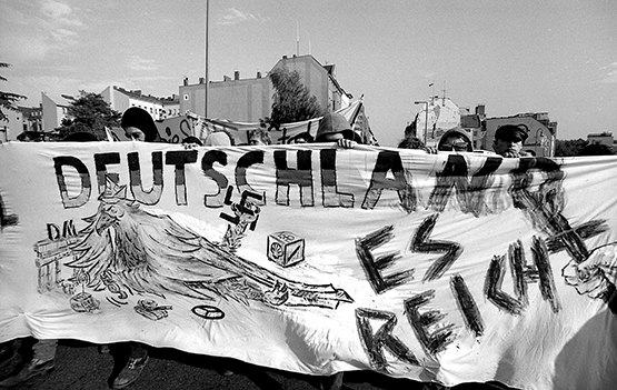 Berlino Ovest / Germania – 1 maggio 1990. Gruppi di autonomi e alternativi di sinistra manifestano nel quartiere di Kreuzberg contro l'unificazione della Germania. La manifestazione terminò con furiosi scontri con la polizia. Foto di Livio Senigalliesi