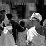 Berlino Ovest / Germania – 1 maggio 1990. Giovani in costume partecipano alla manifestazione contro l'unificazione nel quartiere di Kreuzberg, cuore degli alternativi di sinistra. Foto di Livio Senigalliesi