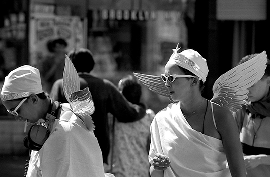 Berlino Ovest / Germania – 1 maggio 1990. Giovani in costume partecipano alla manifestazione contro l'unificazione nel quartiere di Kreuzberg, cuore degli alternativi di sinistra. Foto di Livio Senigalliesi