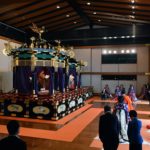 Secondo la Costituzione, l’imperatore non ha poteri politici ma rappresenta il simbolo dello Stato e dell'unità del popolo