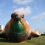 Una visitatrice passa vicino alla scultura "Bird of Paradise" di Lukas Rittstein e Barbora Slapetova