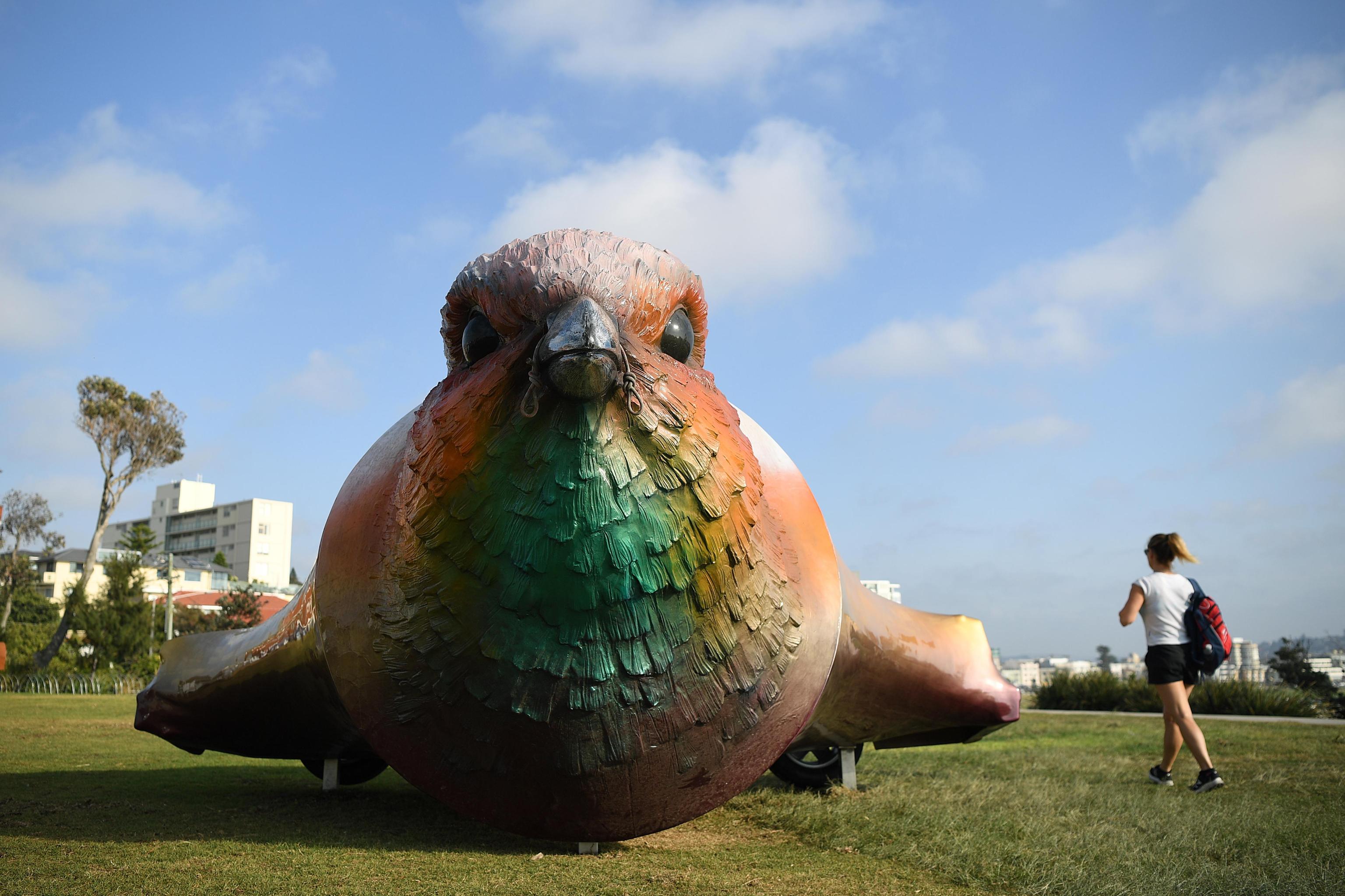 Una visitatrice passa vicino alla scultura "Bird of Paradise" di Lukas Rittstein e Barbora Slapetova