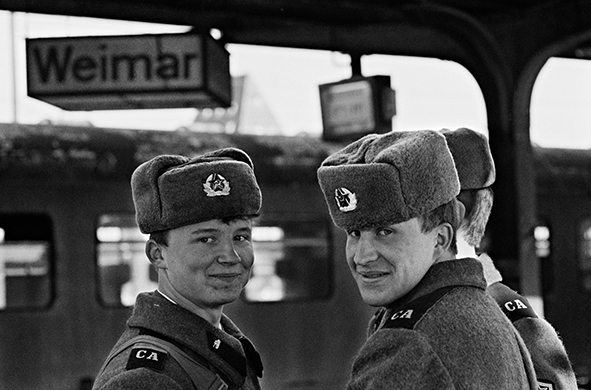 Weimar / DDR - marzo 1990. Soldati dell'Armata rossa alla stazione ferroviaria in attesa di una tradotta che li riportasse in Unione Sovietica, segnando la fine dell’occupazione militare della DDR. Foto di Livio Senigalliesi.