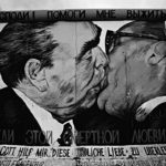Berlino / Germania - 1992. Su una parte del muro di Berlino Est viene prodotto il famoso murale raffigurante il bacio tra Breznev e Honecker, icona del regime. Foto di Livio Senigalliesi.