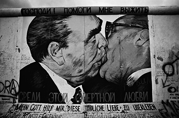 Berlino / Germania - 1992. Su una parte del muro di Berlino Est viene prodotto il famoso murale raffigurante il bacio tra Breznev e Honecker, icona del regime. Foto di Livio Senigalliesi.